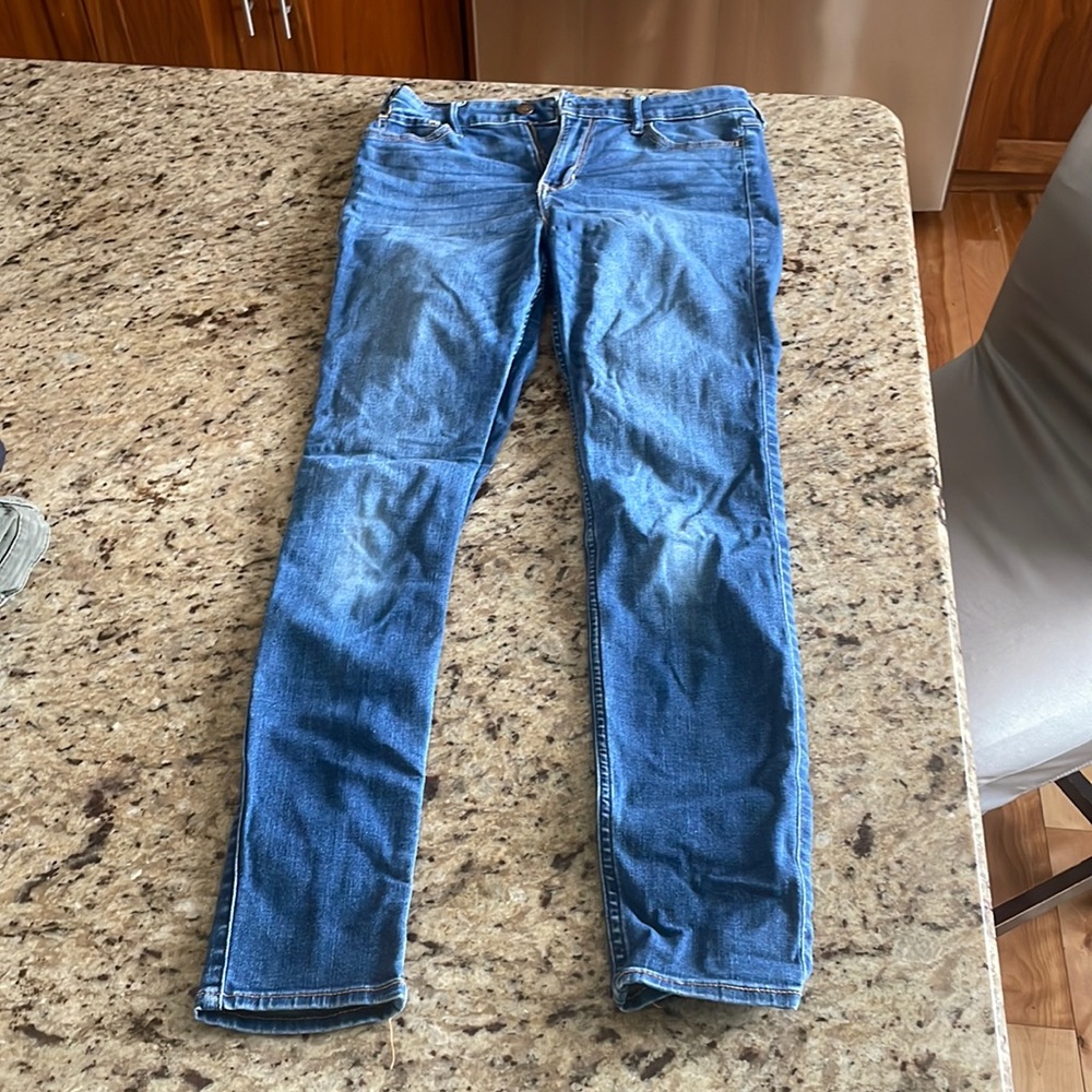 Hollister Size 7R worn once blue jeans with no rips
